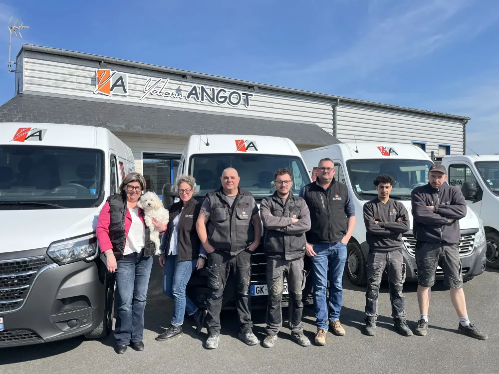 quipe de l'entreprise devant des véhicules